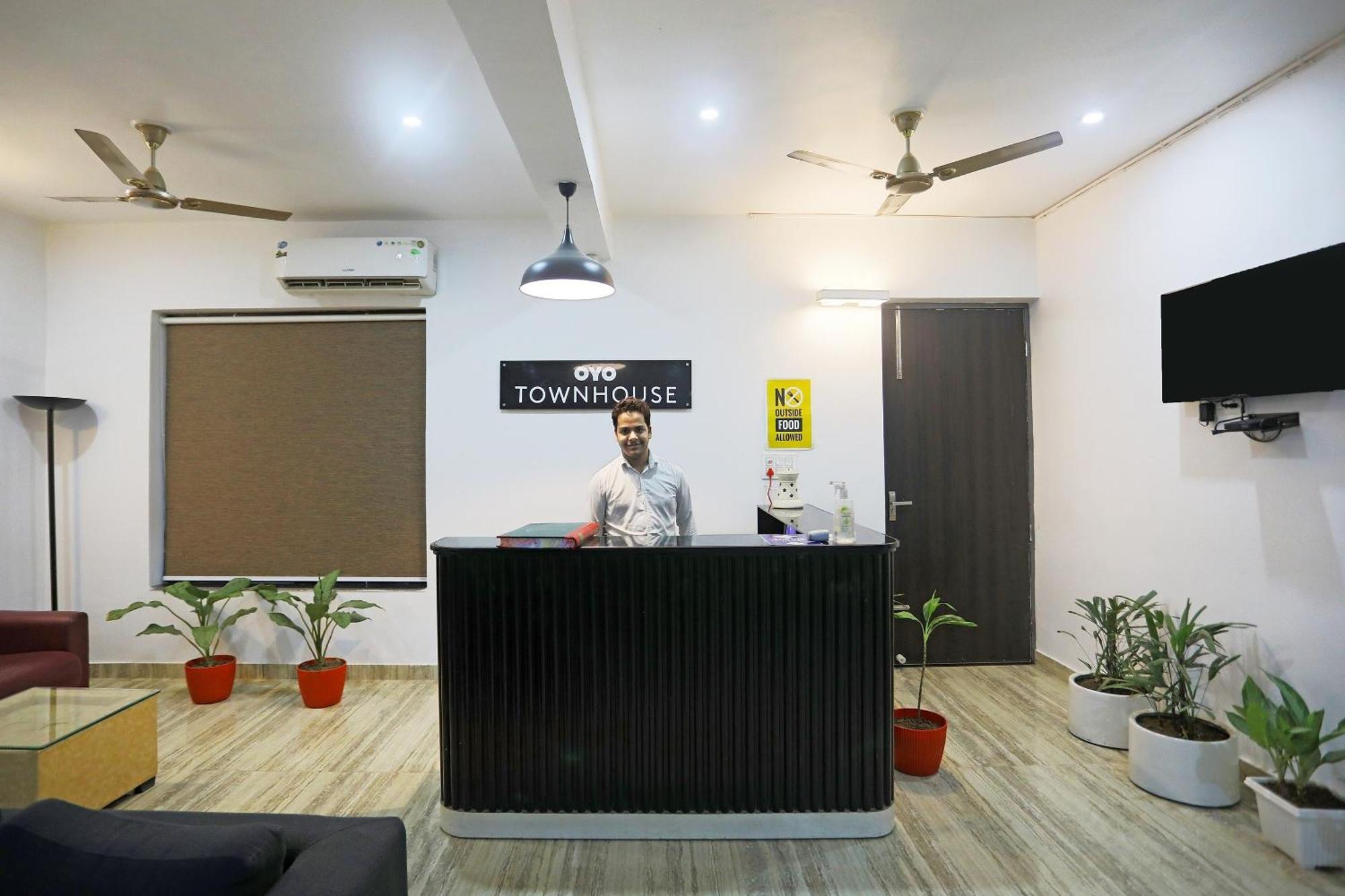 Super Townhouse Cloud Bay, Near Genpact, Sector-69, Gurgaon Hotel Exterior photo