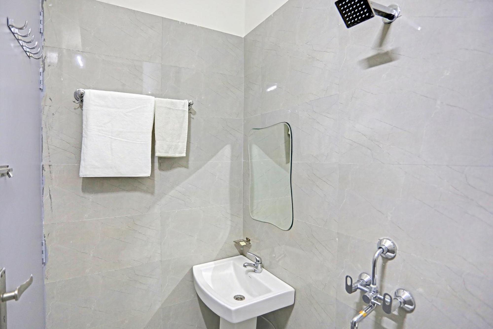 Super Townhouse Cloud Bay, Near Genpact, Sector-69, Gurgaon Hotel Exterior photo