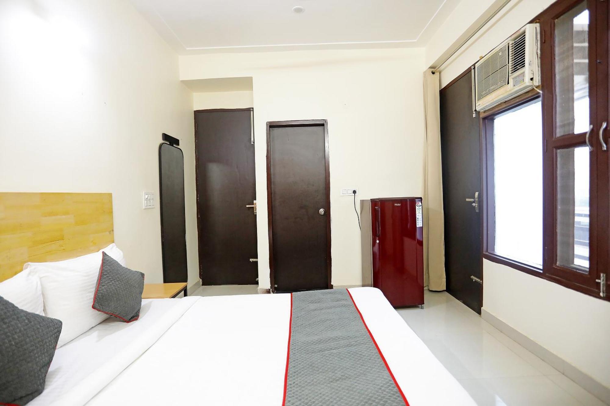 Super Townhouse Cloud Bay, Near Genpact, Sector-69, Gurgaon Hotel Exterior photo