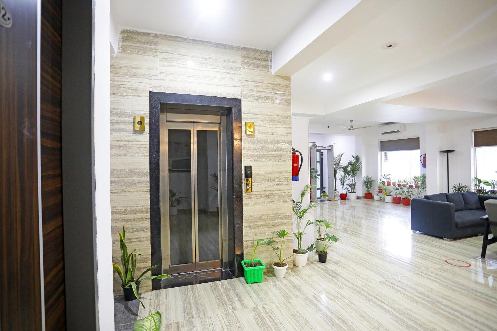Super Townhouse Cloud Bay, Near Genpact, Sector-69, Gurgaon Hotel Exterior photo